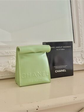 CHANEL Beaute Limited Edition Makeup Takeaways Green Pouch